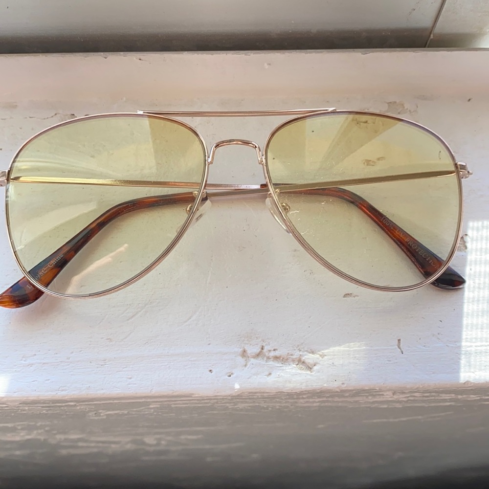 Aviator style sunglasses
